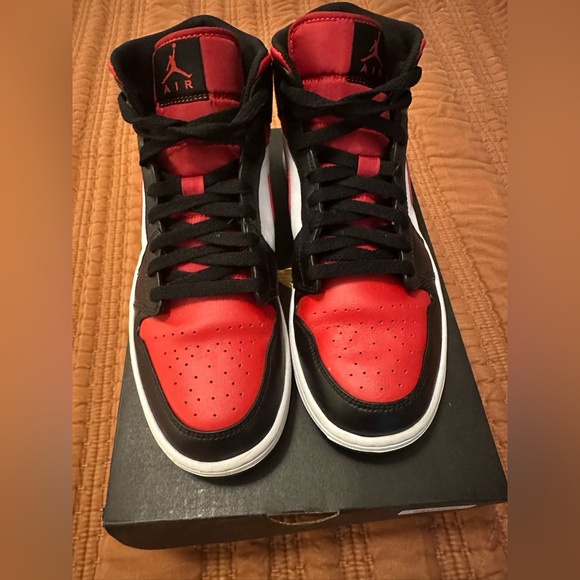Jordan Air Jordan 1 Mid EUC - Picture 5 of 8